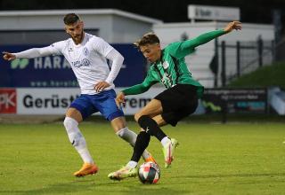 Arne Wessels (rechts) machte fünf Tore beim 7:0-Sieg der SpVg Schonnebeck.