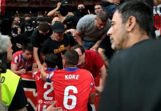 Atleticos Jose Gimenez und Koke versuchen, die eigenen Fans zu beruhigen.
