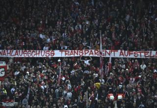 Gegenwind für den Aufsichtsrat von Rot-Weiss Essen: Eine weitere Botschaft während des RWE-Heimspiels gegen den BVB II: „Wahlausschuss transparent aufstellen“.
