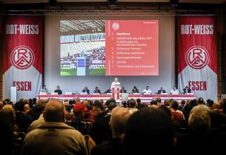 Am 13. Oktober treffen sich die RWE-Mitglieder zur Jahreshauptversammlung von Rot-Weiss Essen wieder im Saal Europa der Messe Essen.
