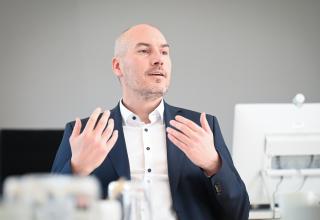 Polizeipräsident Tim Frommeyer reagierte mit Unverständnis und tiefer Betroffenheit auf die Prügelattacke der Schalker Hooligans am Mittwochabend nach dem Champions-League-Spiel in Gelsenkirchen.
