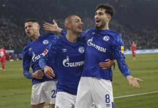 Ahmed Kutucu (Mitte) jubelt hier im Trikot des FC Schalke 04.