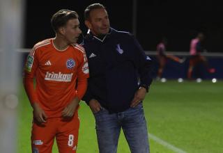 Jonas Michelbrink (links) erhält Anweisungen von seinem Trainer Dietmar Hirsch (rechts).