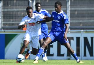 Jaden Asamoah (l.) im Zweikampf gegen Schalkes Claudia Bettoni Kaunda.