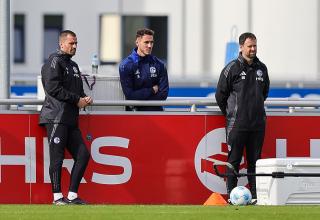 Konnte im Training nur zuschauen: Schalkes verletzter Torwart Justin Heekeren (mitte). 