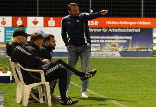 Dietmar Hirsch (rechts) freut sich über den Viertelfinaleinzug des MSV Duisburg im Niederrheinpokal. 