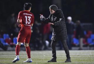 Danny Voß (rechts) im Austausch mit Ibuki Noguchi (links).