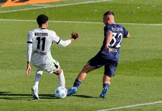 Maximilian Wittek (rechts), hier im Einsatz gegen den VfL Wolfsburg. 