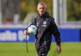 Zum ersten Mal an der Schalke-Seitenlinie: Kees van Wonderen.