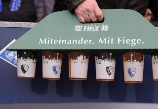 Mit Alkohol für die Fans, ohne Alkohol für die Spieler des VfL Bochum. 