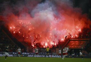 Pyrotechnik, wie hier Abschiedsspiel von Lukas Podolski beim 1. FC Köln, bleibt verboten