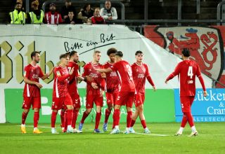 Die Spieler des 1. FC Köln II jubeln über nach dem 2:1-Führungstreffer gegen den Wuppertaler SV.