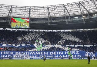 Beeindruckende Auswärts-Choreogafie der Schalke-Fans in Hannover.