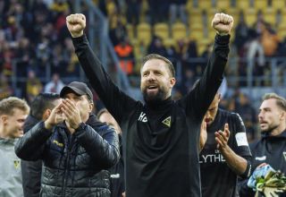 Heiner Backhaus, Trainer von Alemannia Aachen, durfte über den 2:1-Sieg in Rostock jubeln.