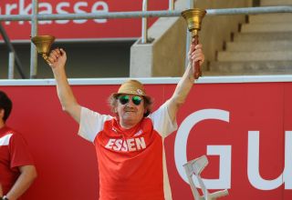 Rot-Weiss Essen Fan-Legende Glockenhorst bei seiner liebsten Beschäftigung. Der kultige RWE-Anhänger ist gestorben.  
