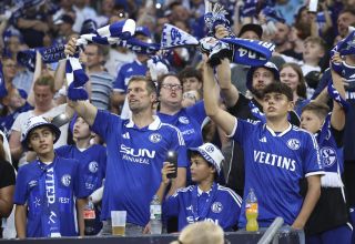 Neben dem Heimtrikot können sich die Schalke-Fans ein weiteres blaues Shirt in den Schrank legen.