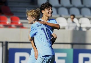 Elhan Kovacevic (hinten) und Ruben Schneider von der U17 des VfL Bochum jubeln.