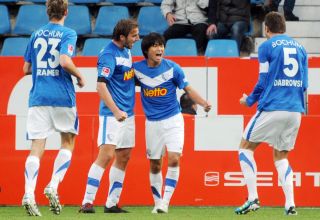 Hier jubelt Takashi Inui (dritter von rechts) für den VfL Bochum.