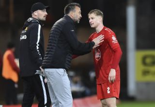 Julian Eitschberger (rechts) im Gespräch mit seinem Trainer Christoph Dabrowski.