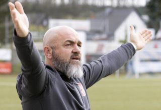 Die Sportfreunde Siegen um Trainer Thorsten Nehrbauer sind zumindest für eine Nacht Tabellenführer.