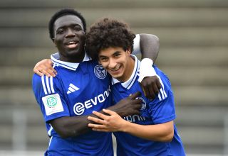 Yassin Hidraoui Akachar l.) und Zaid Amaussau-Tchibara bejubeln ein Schalker Tor.