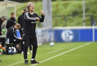 Zufrieden mit der bisherigen Saison: Schalke-Trainer Norbert Elgert. 