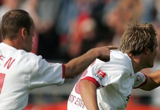 Erwin Koen (links) und Peter Foldgast jubeln über einen 2:1-RWE-Sieg über Cottbus.