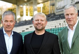 Aufsichtsratsvorsitzender Frank Westermann (l.) und Dr. Bernward Maasjost (r.), Vorsitzender des KGaA-Beirates, begrüßen Philipp Deipenbrock (m.), der ab Februar die Geschäftsführung verstärkt.