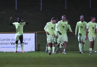 Der 1. FC Bocholt um Raphael Assibey-Mensah (links) feiern einen 4:2-Auswärtssieg.