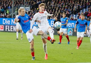 Holstein Kiel feiert gegen Heidenheim den ersten Bundesligasieg.