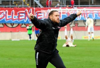 Rene Lewejohann jubelt über den 2:1-Sieg in Wuppertal.