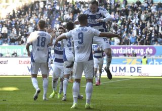 Der MSV Duisburg feiert den Doppeltorschützen Malek Fakhro. 