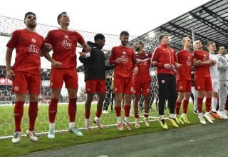 Rot-Weiss Essen feiert den 4:0-Sieg gegen Energie Cottbus mit den Fans. 