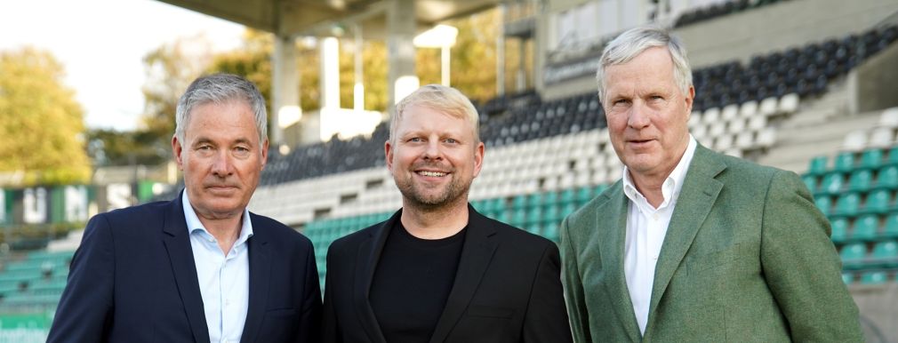 Aufsichtsratsvorsitzender Frank Westermann (l.) und Dr. Bernward Maasjost (r.), Vorsitzender des KGaA-Beirates, begrüßen Philipp Deipenbrock (m.), der ab Februar die Geschäftsführung verstärkt.