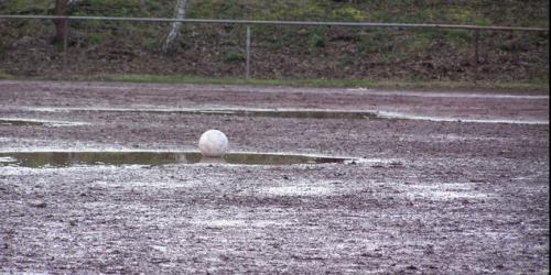 Marode Fußballplätze im Revier sind ein Gesundheitsrisiko. RS-Foto: Knopp