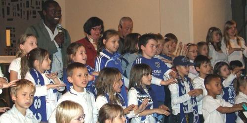 Gerald Asamoah und die "Steil-Haus-Gospel-Kids". singen "Oh Happy Day" (Foto: Ben Neumann).