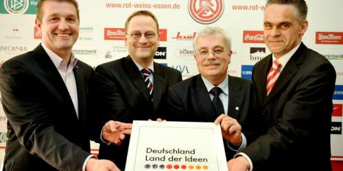 RWE-Sportvorstand Thomas Strunz, Sven Olderdissen (Deutsche Bank), Roland Schmidt (Goethe-Institut) und Martin sander (Marketing RWE-Rhein-Ruhr) nehmen Rot-Weiss Essen gerne ins Land der Ideen auf (Foto: Rot-Weiss Essen).