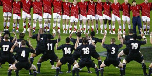 Neuseelands Rugby-Nationalmannschaft stimmt sich mit einem Haka auf das Spiel gegen England ein (Foto: firo)