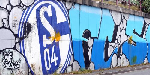 Gelsenkirchen: Schwarz-gelbe Farbkleckse auf S04-Logo