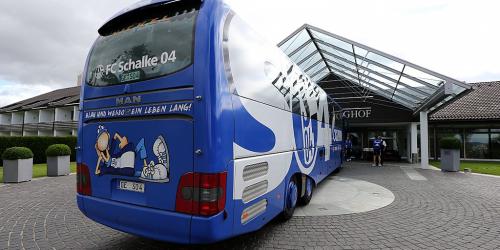 Auf nach Istanbul: Unterwegs im Mannschaftsbus von S04