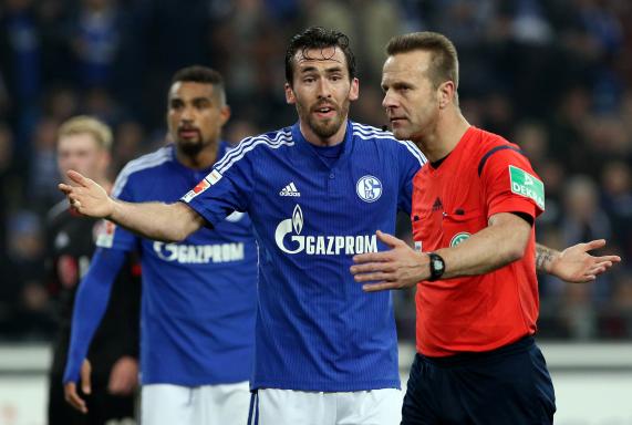 CHristian Fuchs, FC Schalke 04, Schiedsrichter Peter Gagelmann. Foto: firo