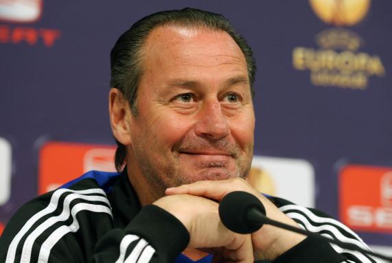 Huub Stevens, fc schalke 04, Pressekonferenz, Lachen, Huub Stevens, fc schalke 04, Pressekonferenz, Lachen