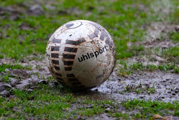 Spielausfall, Regen, Symbolfoto, Symbolbild, Symbol, Ausfall, Spielabsage, Spiel fällt aus, uhlsport, Matsche, Unbespielbarkeit, Spielausfall, Regen, Symbolfoto, Symbolbild, Symbol, Ausfall, Spielabsage, Spiel fällt aus, uhlsport, Matsche, Unbespielbarkei