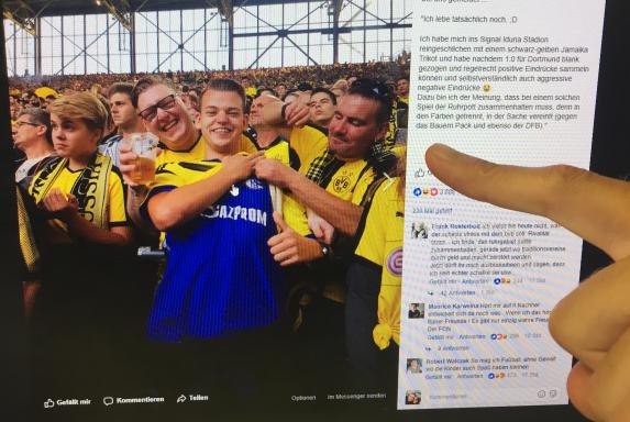 Schalke: Fan präsentiert auf Südtribüne des BVB S04-Trikot