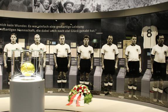 Fußballmuseum: Kölner Fanklub legt Kranz für Schäfer nieder