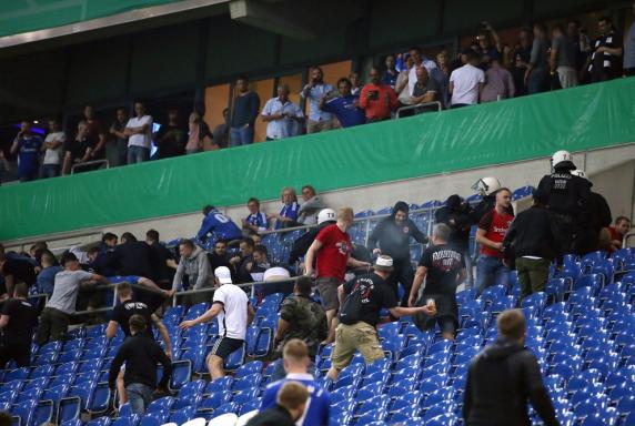 Nach Pokal-Randale: Polizei Gelsenkirchen ermittelt gegen Schläger