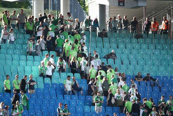 Aufgebrachte Fans erwarten VfL-Profis: Wolfsburg leitet Bus um