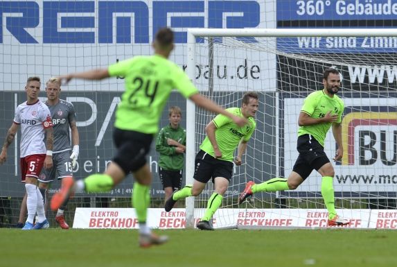 Simon Engelmann (rechts im Bild) traf schon beim 1:1-Hinspiel.