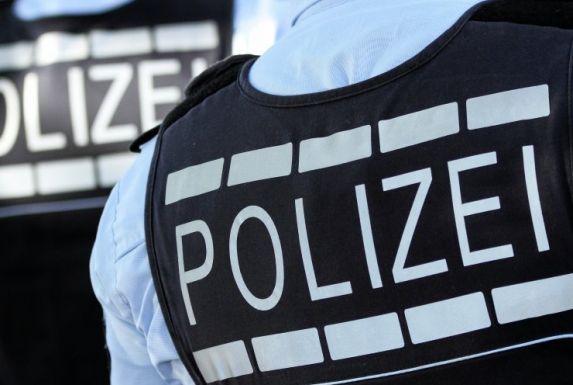 Die Polizei Duisburg wurde zu einem A-Jugend-Spiel nach Duisburg-Walsum gerufen. Spieler waren wegen eines Fouls mit Füßen und Fäusten aufeinander los gegangen.
