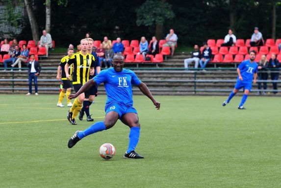 Abdou-Nassirou Ouro-Akpo, heute beim Oberhausener C-Ligisten Hibernia Alstaden, setzt zum Schuss an.